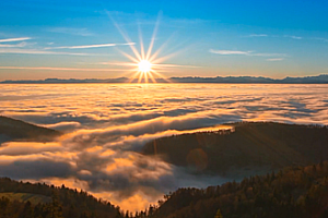 山巅的太阳日出风景